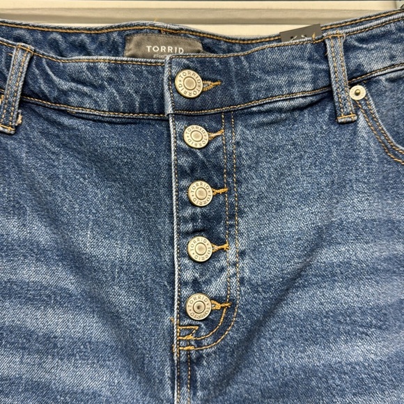 Torrid NWT Relaxed Bermuda Classic Denim Mid Rise Button Fly Raw Hem Jean Shorts - Picture 5 of 12